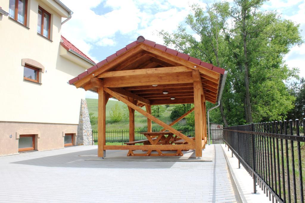 Hotel Penzion U Sklepu à Hovorany Extérieur photo